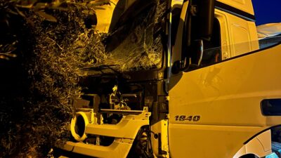 Mersin-Antalya D-400 Karayolu’nda, sürücüsünün uyuması sonucu kontrolden çıkan tır önce