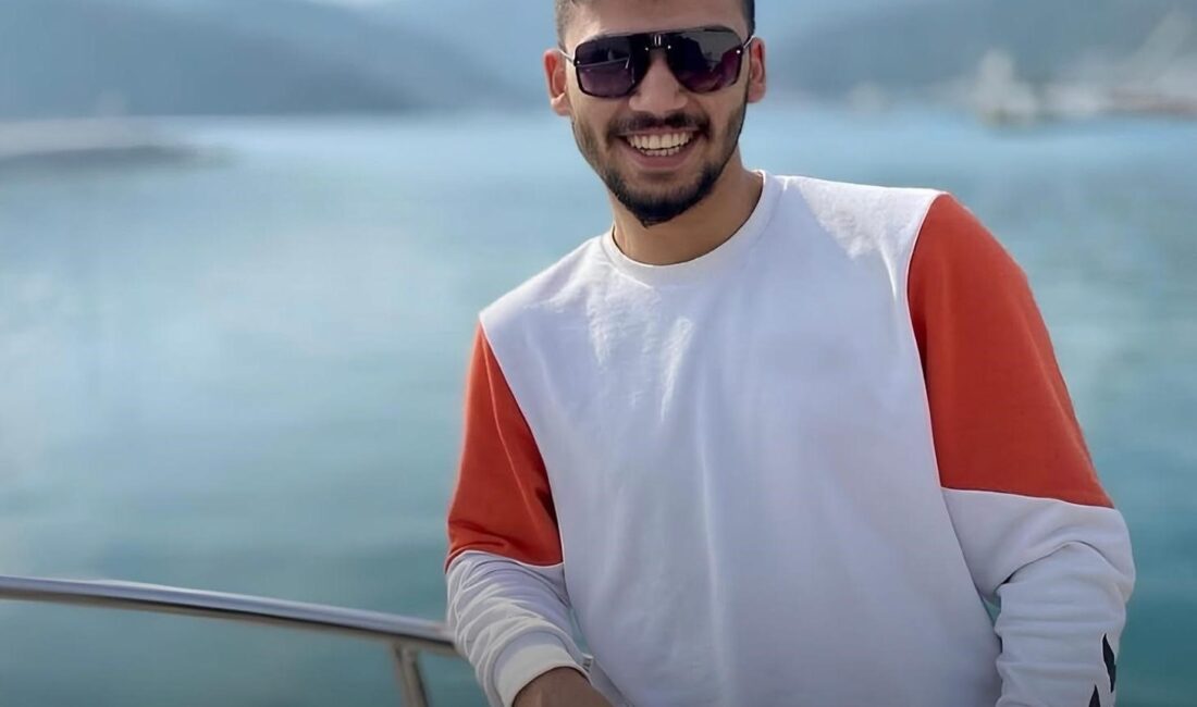 23 yaşındaki genç bıçaklanarak öldürüldü Fethiye’de 23 yaşındaki Ömer Bayram Fidan, arkadaşı B.E.B.’nin evinde bıçaklanmış