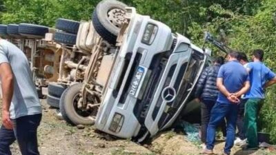 Kastamonu'nun Çatalzeytin ilçesine devrilen hafriyat kamyonunun sürücüsü hayatını kaybetti.