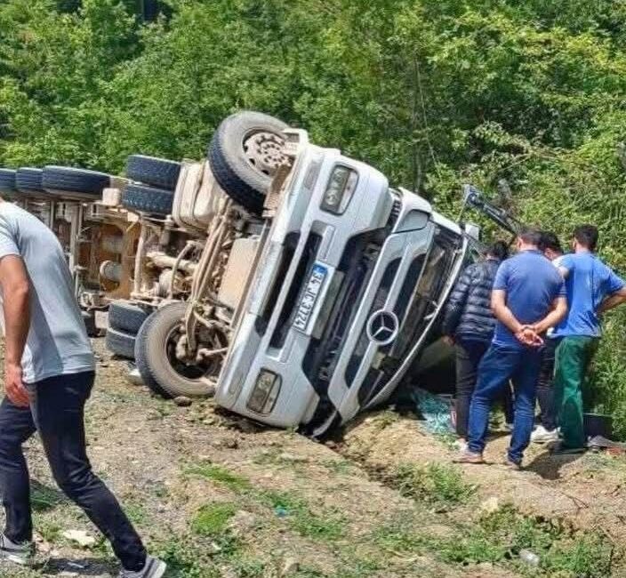 Devrilen hafriyat kamyonunun sürücüsü öldü Kastamonu'nun Çatalzeytin ilçesine devrilen hafriyat kamyonunun sürücüsü hayatını kaybetti.