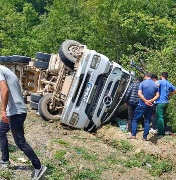 Kastamonu'nun Çatalzeytin ilçesine devrilen hafriyat kamyonunun sürücüsü hayatını kaybetti.