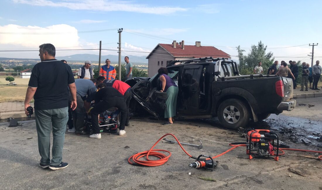 Afyonkarahisar’dan Uşak yönüne seyir halindeki bir araç, karşı şeride geçerek