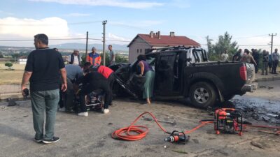 Afyonkarahisar’dan Uşak yönüne seyir halindeki bir araç, karşı şeride geçerek