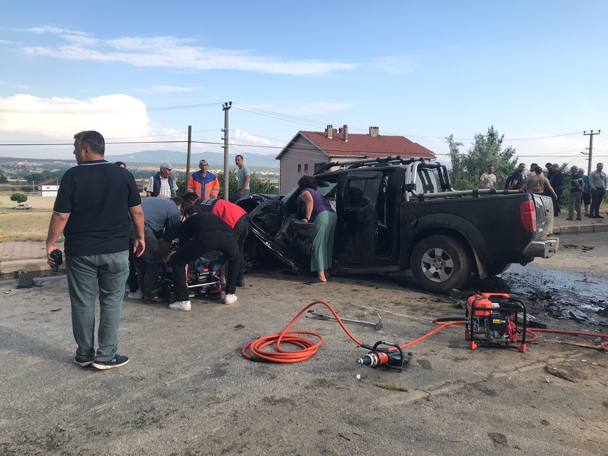 Afyonkarahisar’dan Uşak yönüne seyir halindeki bir araç, karşı şeride geçerek