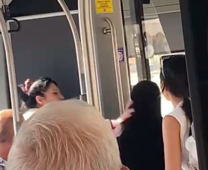 Denizli’nin Merkezefendi ilçesinde, halk otobüsünde yaşanan bir olay tepkilere neden