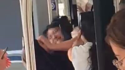 Denizli'de 2 yaşındaki kızıyla birlikte halk otobüsüne binen tesettürlü kadın,