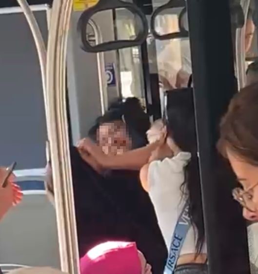 Denizli'de 2 yaşındaki kızıyla birlikte halk otobüsüne binen tesettürlü kadın,