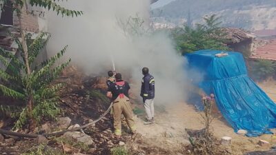 Manisa'nın Kırkağaç ilçesinde devam eden orman yangınında Bostancı Mahallesi tedbir