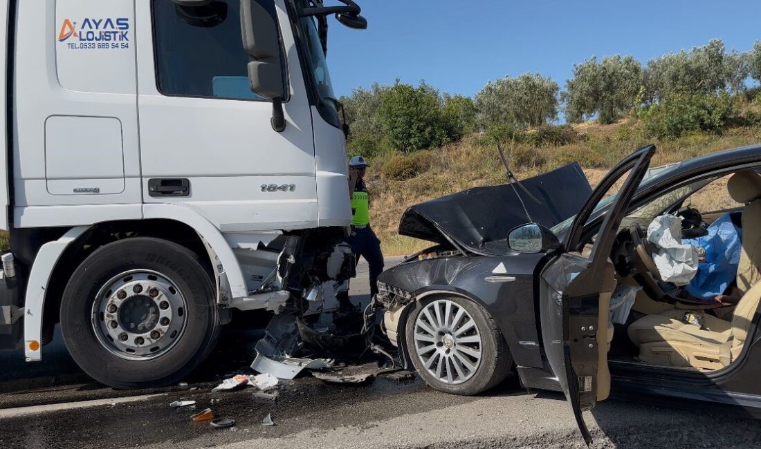 Bursa’nın İznik ilçesinde otomobil ile tırın kafa kafaya çarpıştığı kazada