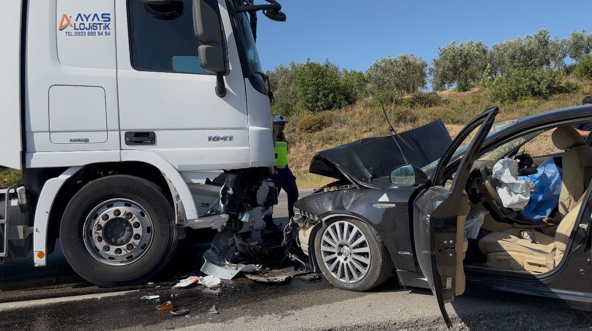 Bursa’nın İznik ilçesinde otomobil ile tırın kafa kafaya çarpıştığı kazada