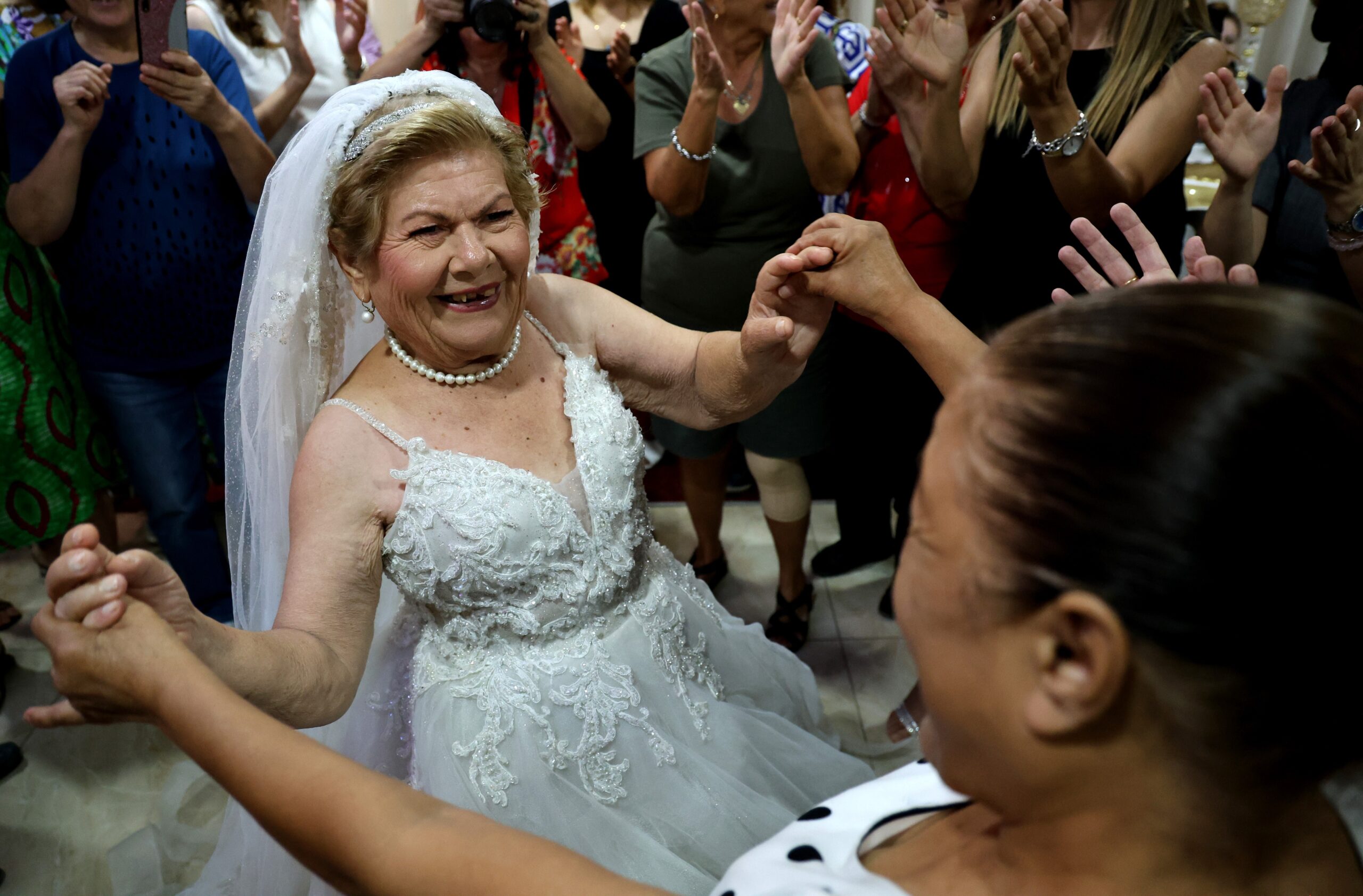 Adana’da geçtiğimiz yıl düzenlenen temsili düğünle gelinlik hayaline kavuşan 83