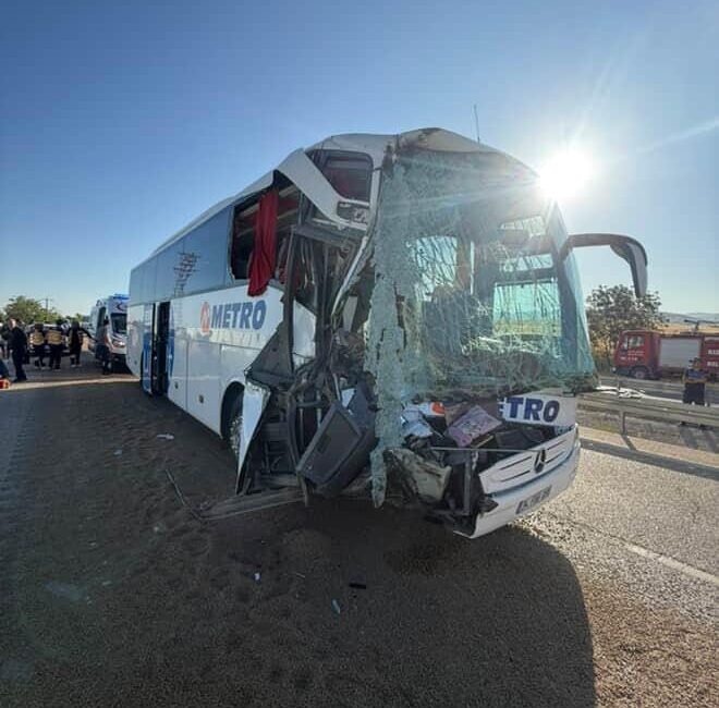 Afyonkarahisar’ın Sandıklı ilçesi yakınlarında sabah saatlerinde meydana gelen zincirleme trafik