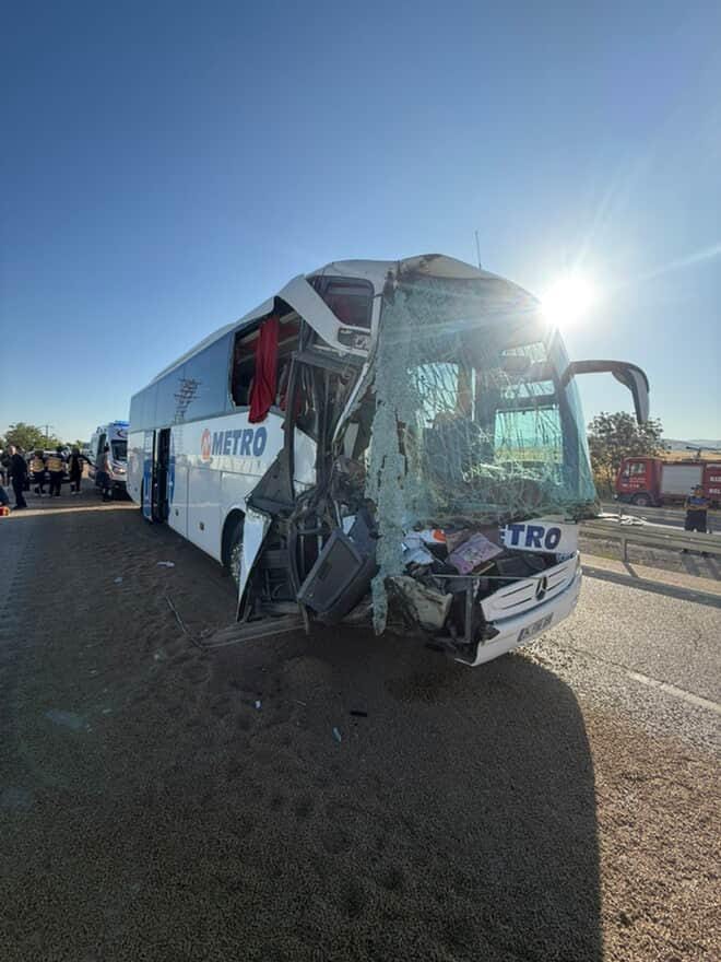 Afyonkarahisar’ın Sandıklı ilçesi yakınlarında sabah saatlerinde meydana gelen zincirleme trafik