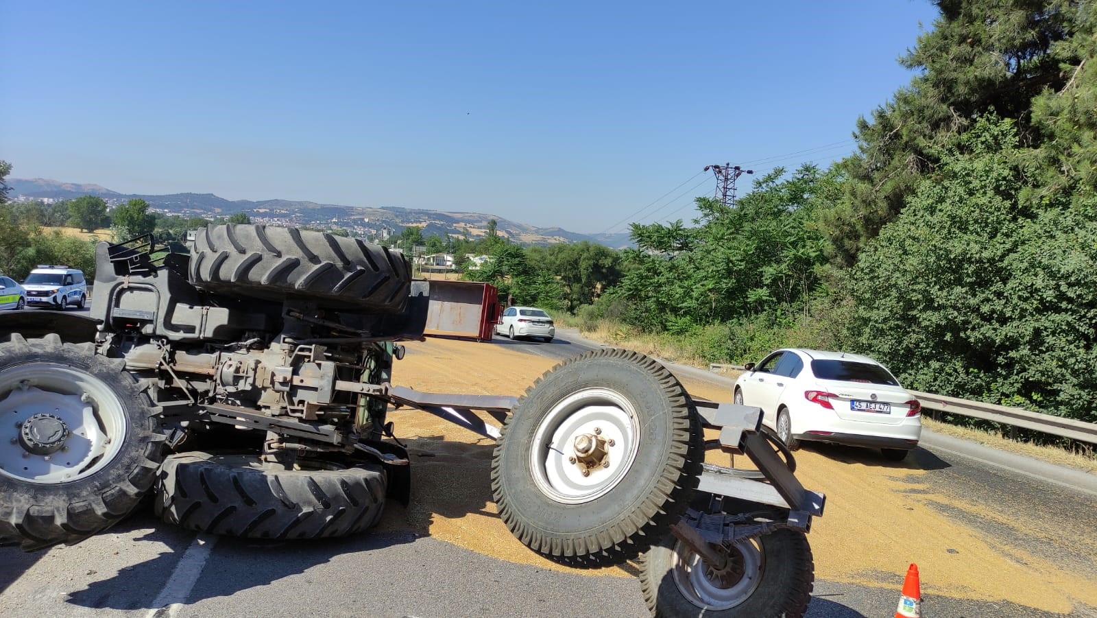 Balıkesir’in Susurluk ilçesinde çekici ve traktörün karıştığı trafik kazasında 3