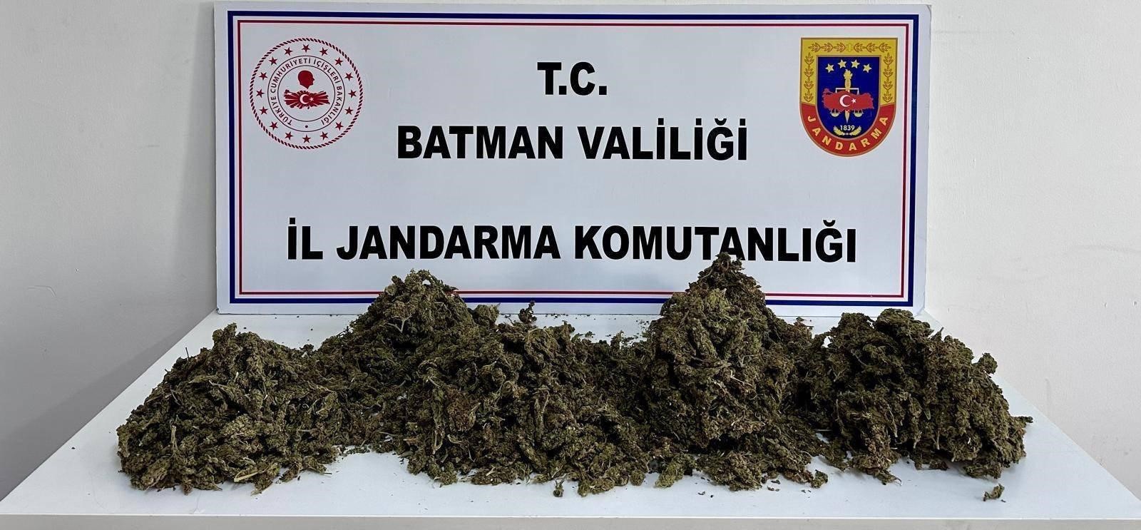 Batman'da 4 kilogram uyuşturucuyla yakalanan şüpheli tutuklandı.