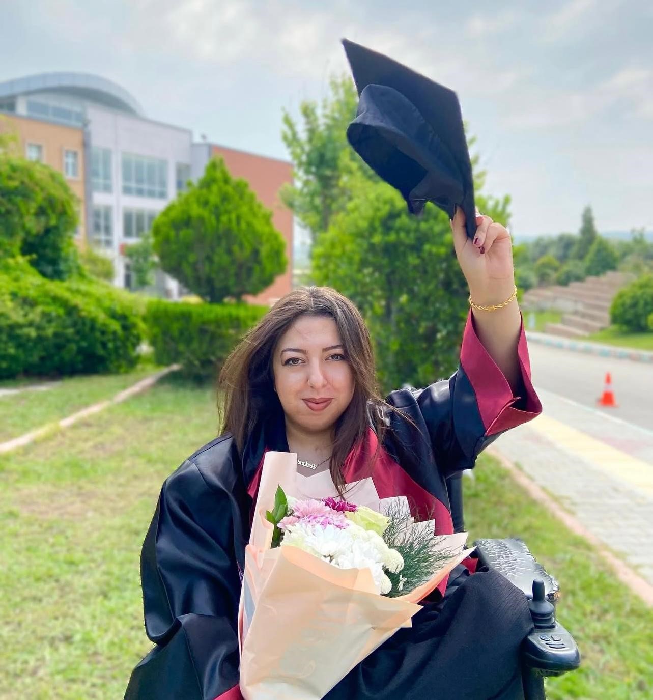 Doğuştan %95 ortopedik engele sahip olan Ferdane Özkale, tüm zorluklara