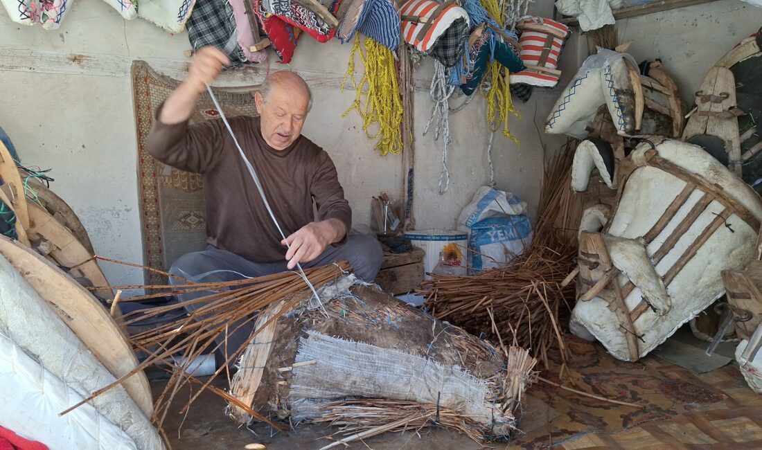 Çorum'un İskilip ilçesindeki son semer ustası olan 62 yaşındaki Recep