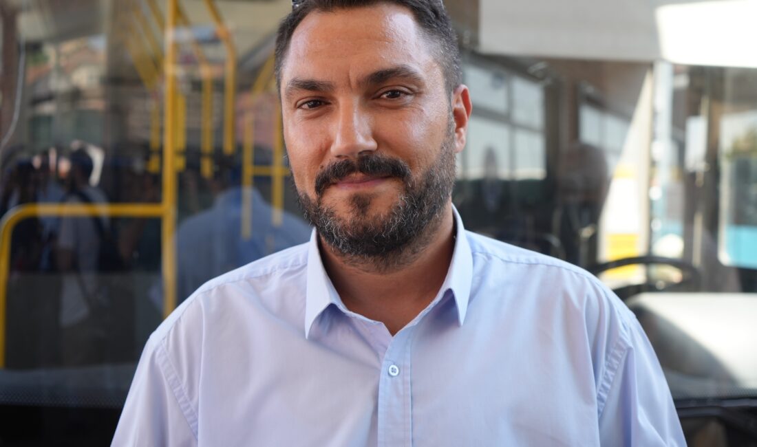 Şehir içi toplu taşıma hizmeti veren bir otobüs şoförü, sefer