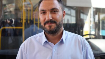 Şehir içi toplu taşıma hizmeti veren bir otobüs şoförü, sefer