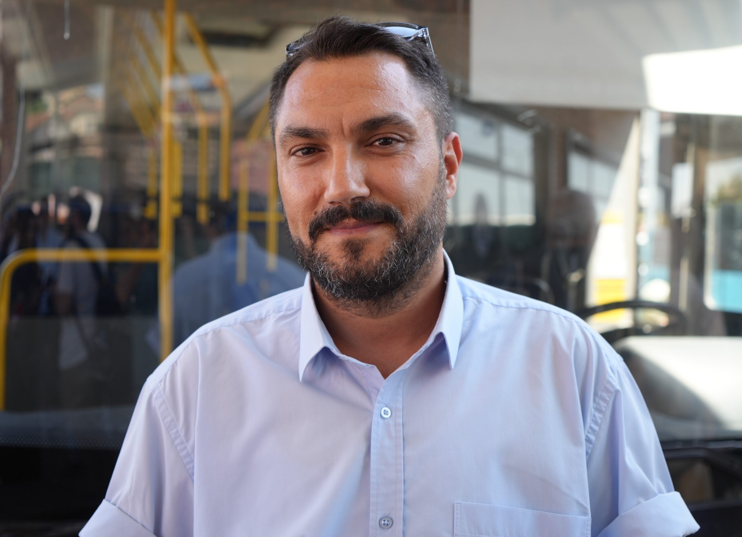 Şehir içi toplu taşıma hizmeti veren bir otobüs şoförü, sefer