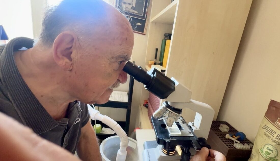 Akdeniz Üniversitesi'nden emekli olan 83 yaşındaki Prof. Dr. Oktay Yeğen,