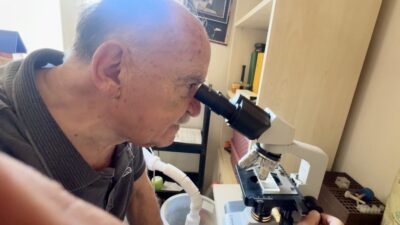 Akdeniz Üniversitesi'nden emekli olan 83 yaşındaki Prof. Dr. Oktay Yeğen,