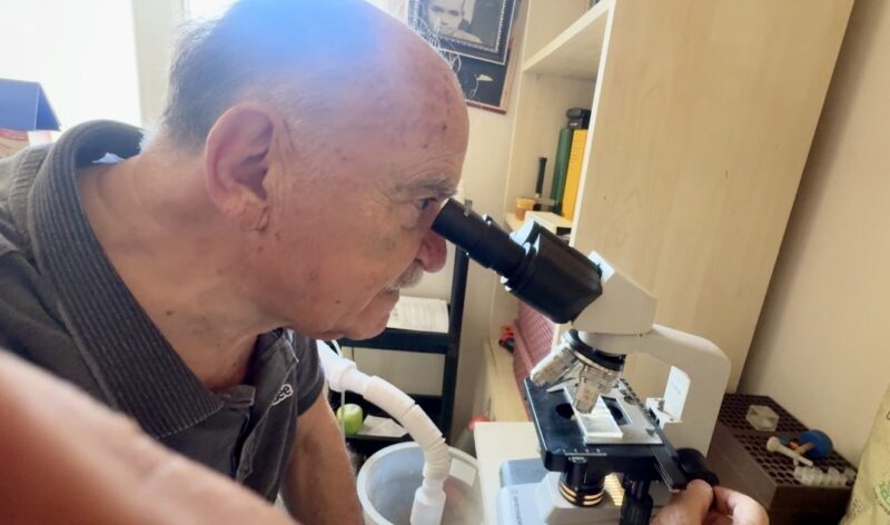 Akdeniz Üniversitesi'nden emekli olan 83 yaşındaki Prof. Dr. Oktay Yeğen,