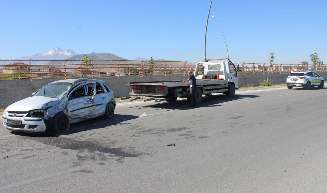 Kayseri'nin Melikgazi ilçesinde direğe çarpan otomobilin hamile sürücüsü; kaldırıldığı hastanede