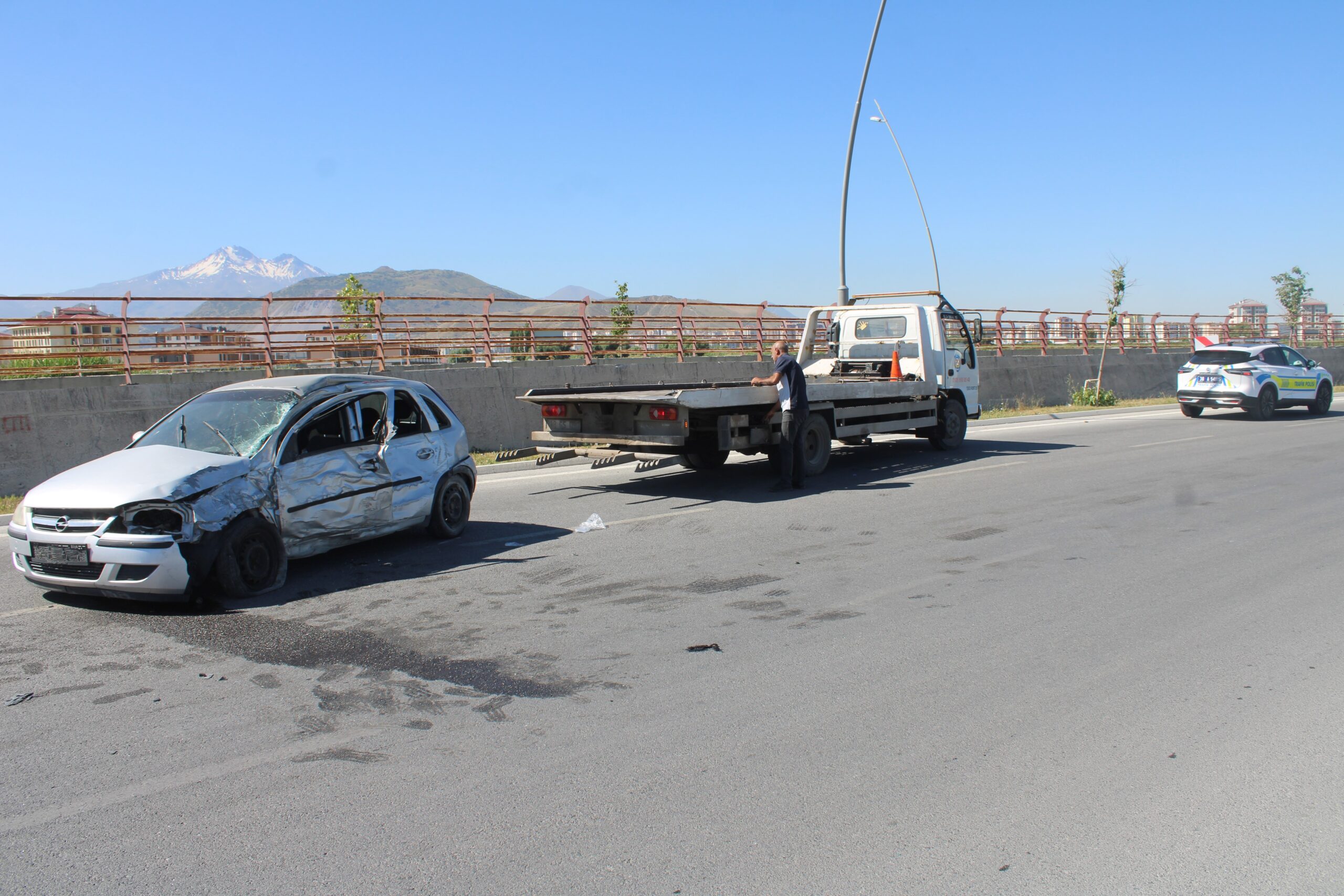 Kayseri'nin Melikgazi ilçesinde direğe çarpan otomobilin hamile sürücüsü; kaldırıldığı hastanede
