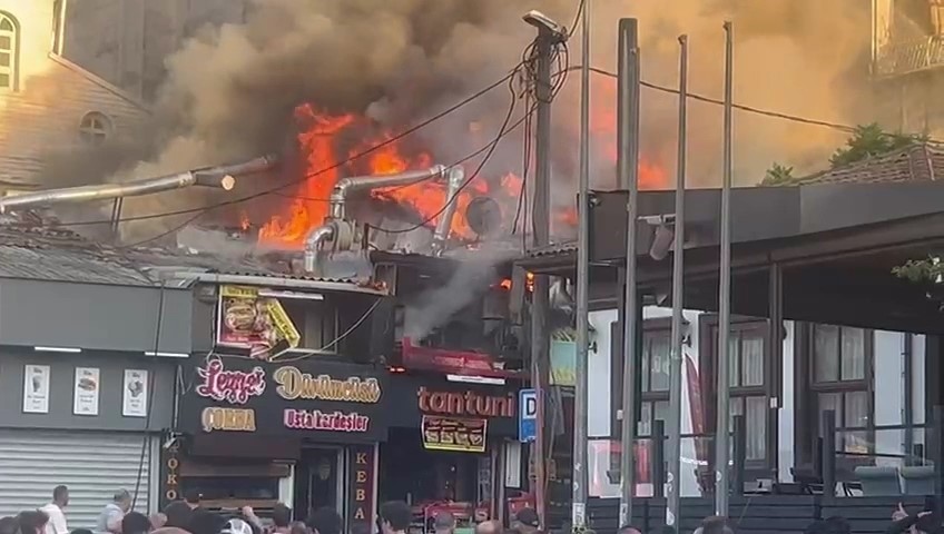 Bursa'nın tarihi Setbaşı semtinde bir restoranda başlayan alevler, kısa sürede