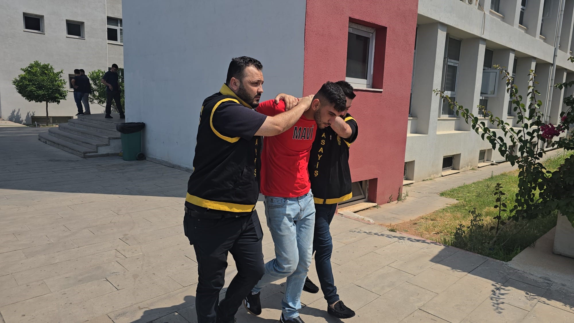 Adana'da bir konuttan 270.000 TL değerinde nakit para ve ziynet