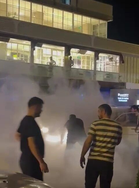 Karabük’ün Safranbolu ilçesinde seyir halindeyken aniden alevlere teslim olan otomobile