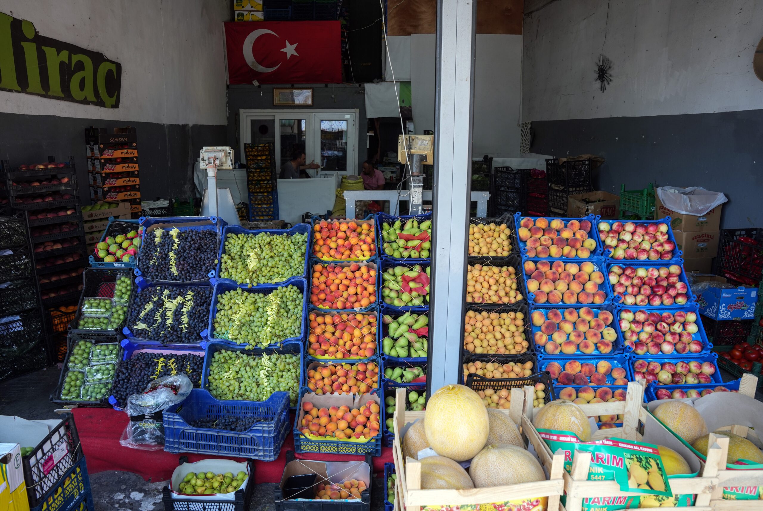 İstanbul'daki pazar ve marketlerde meyve fiyatları, üretim bölgelerini etkisi altına