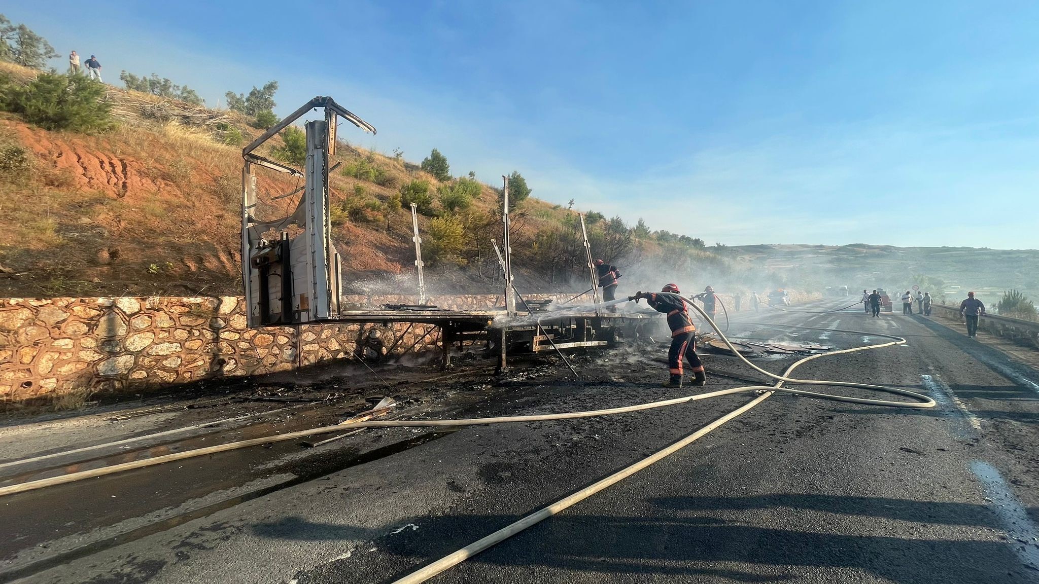 Bilecik'in Osmaneli ilçesinde, seyir halindeki yabancı plakalı bir tırın sunta
