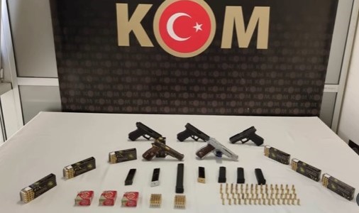 Kütahya'da, emniyet güçlerinin düzenlediği başarılı bir operasyonla silah ticareti yaptığı