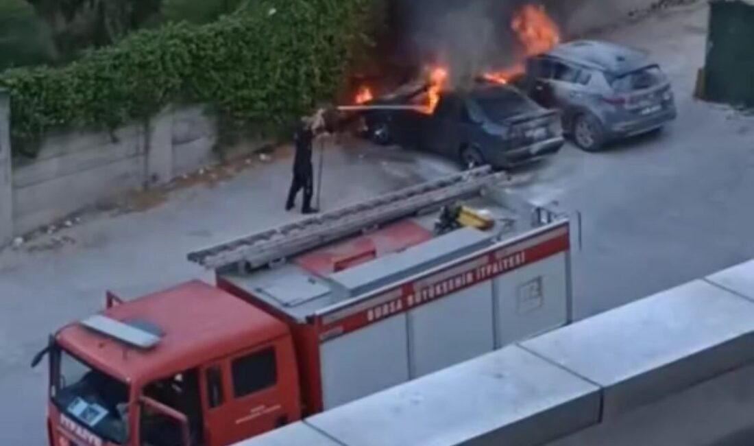 Bursa'nın Yıldırım ilçesinde, park halindeki bir otomobilde bilinmeyen bir nedenle