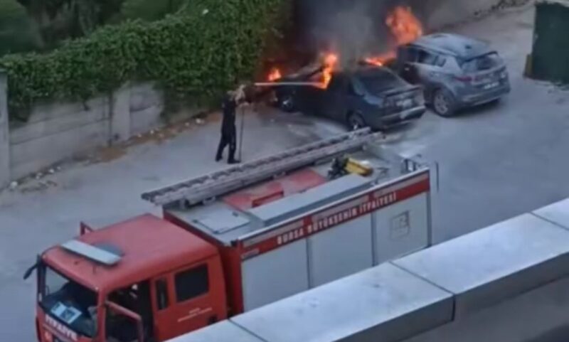 Bursa'nın Yıldırım ilçesinde, park halindeki bir otomobilde bilinmeyen bir nedenle