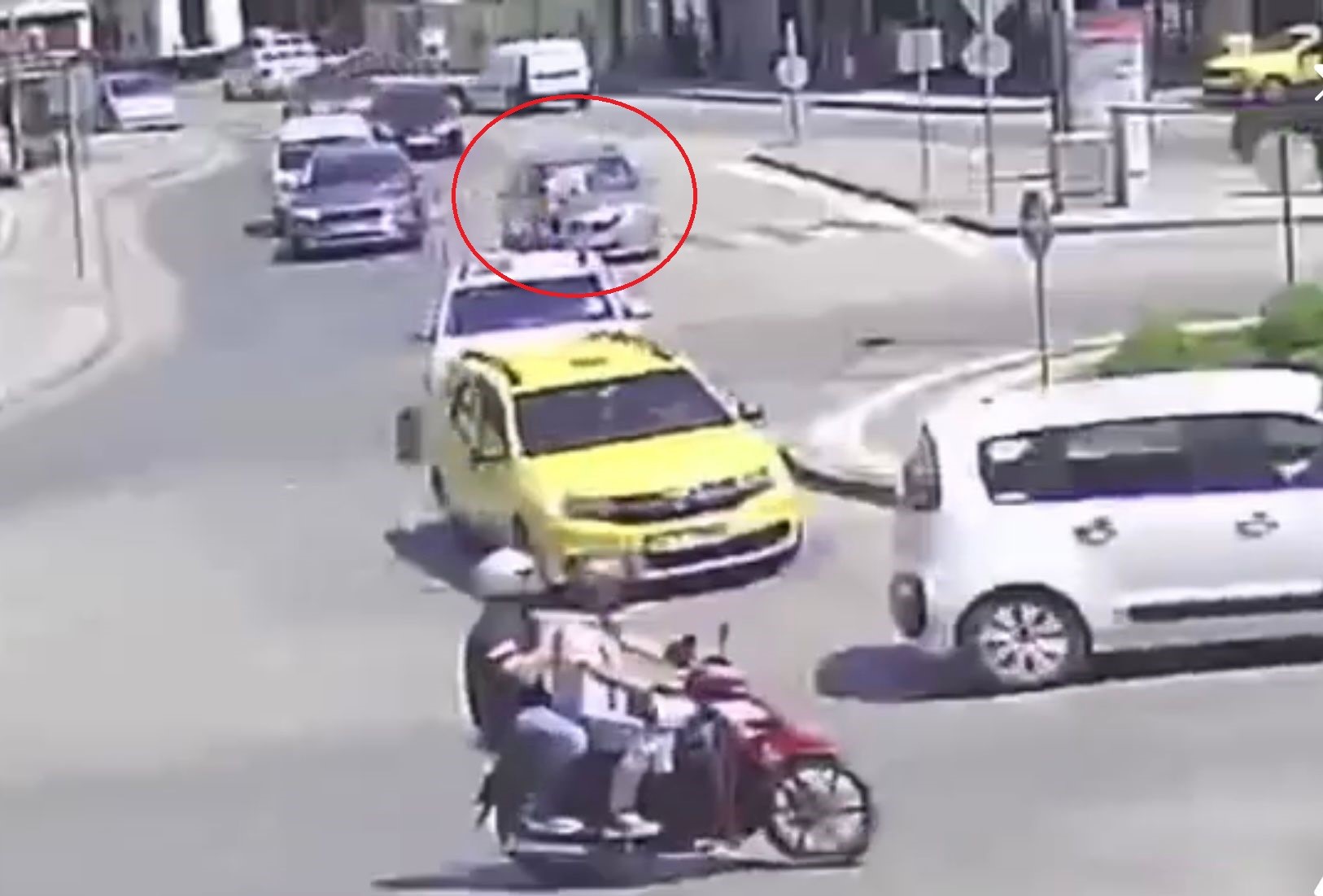 Bursa'nın Osmangazi ilçesinde, aniden yola çıkan bir yayaya seyir halindeki