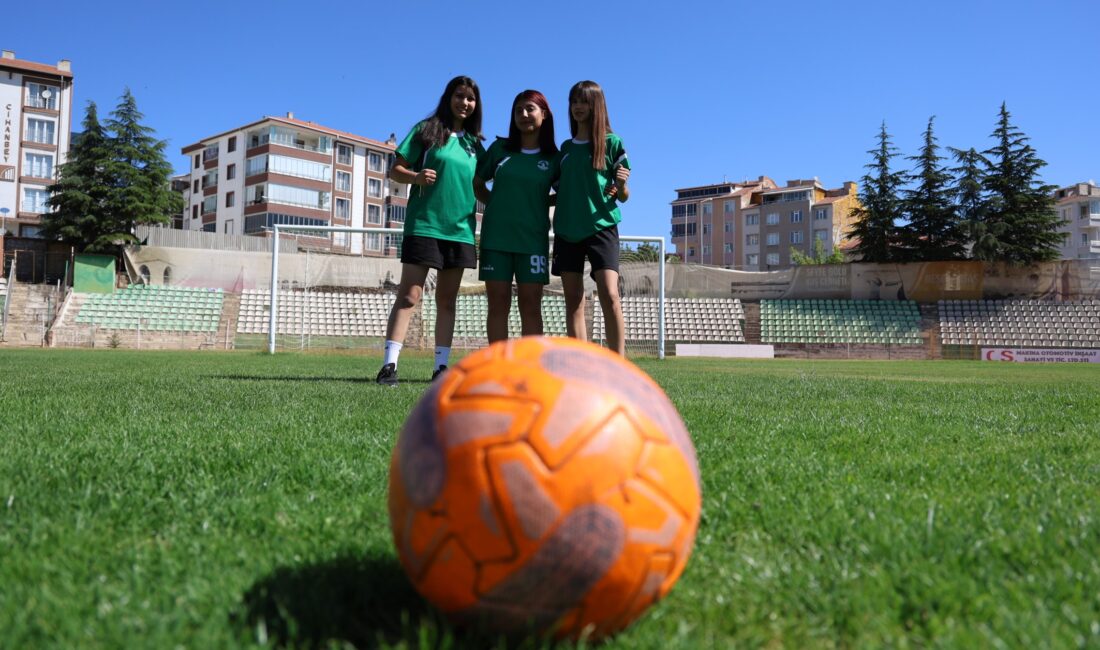 Kırşehir Futbol Kulübü Kadın Takımı'nda forma giyen üç genç sporcu,