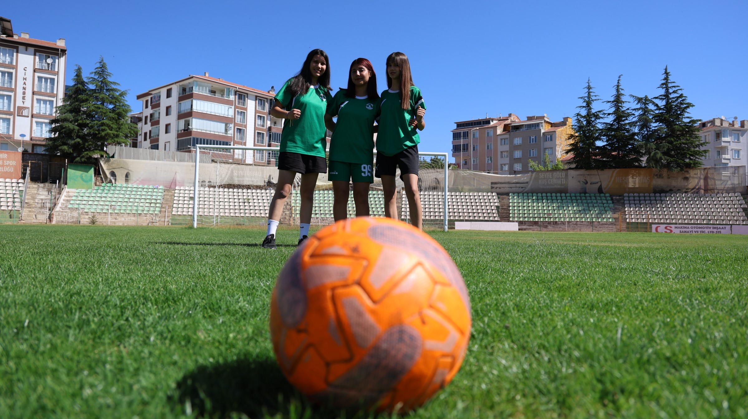 Kırşehir Futbol Kulübü Kadın Takımı'nda forma giyen üç genç sporcu,