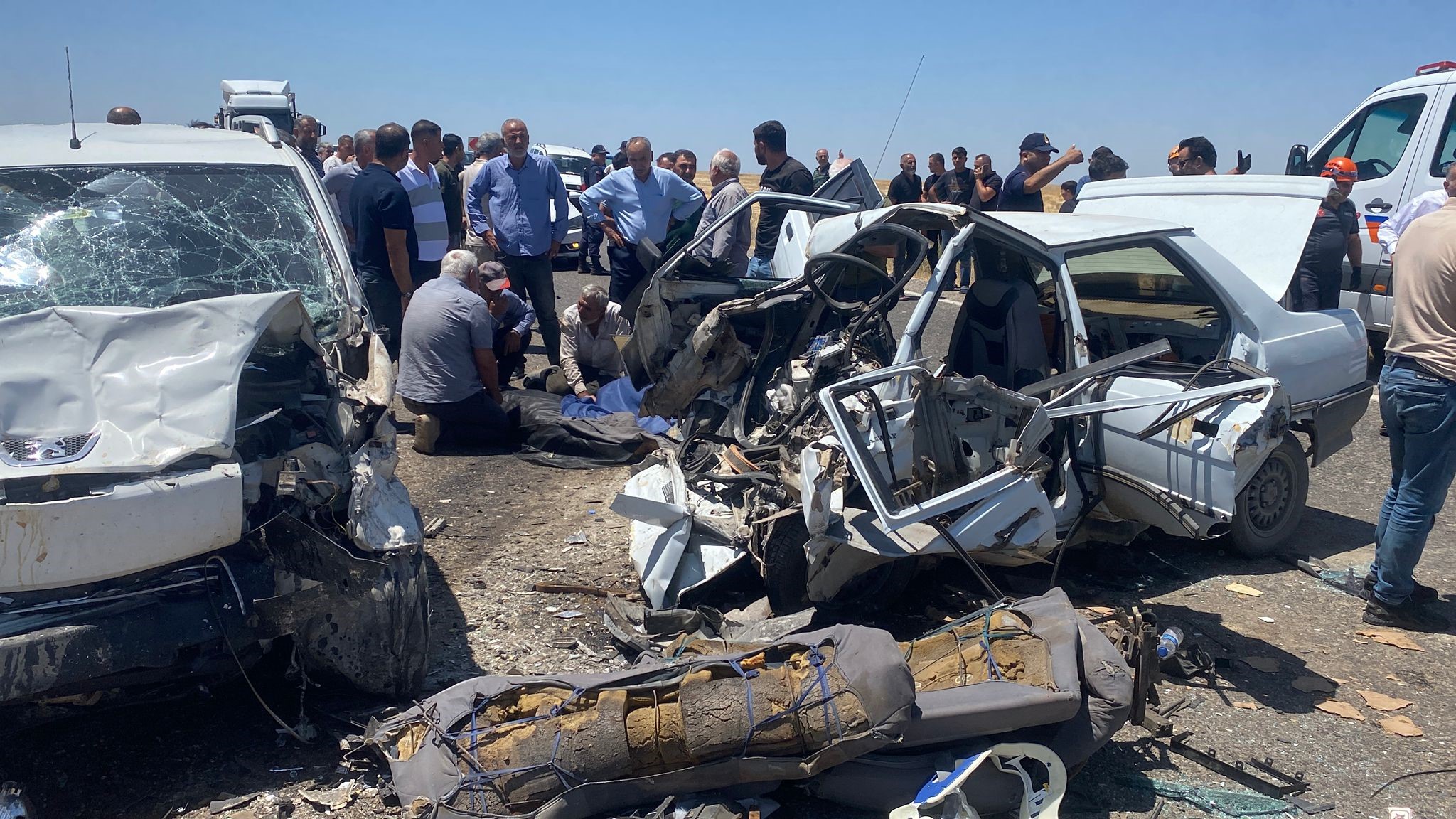 Adıyaman'ın Samsat ilçesi karayolunda, bir otomobil ile hafif ticari aracın