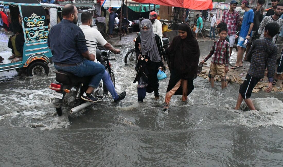 Pakistan’da etkili olan muson yağışları sel ve heyelana yol açtı.
