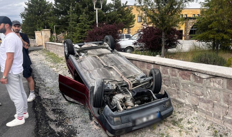 Nevşehir-Ürgüp karayolunda, sürücüsünün yola aniden çıkan bir kediye çarpmamak için