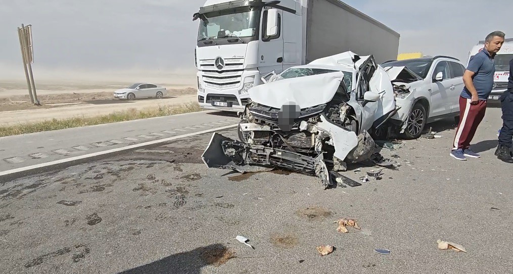 Aksaray'da etkili olan şiddetli kum fırtınası, görüş mesafesini düşürerek zincirleme