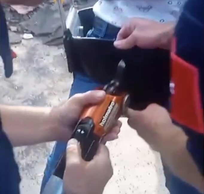 Muş'ta bulunan bir Millet Bahçesi'nde, yaşına uygun olmayan salıncağa binen