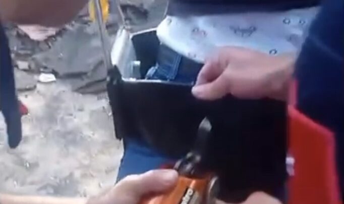 Muş'ta bulunan bir Millet Bahçesi'nde, yaşına uygun olmayan salıncağa binen