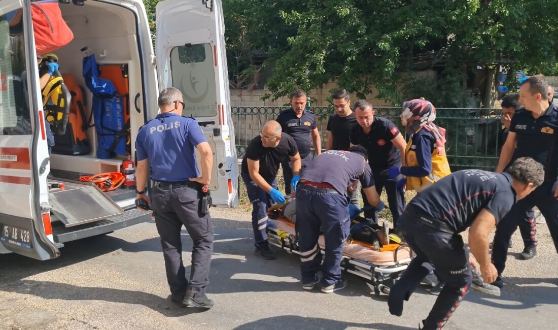 Burdur'un Bucak ilçesinde, iki katlı bir konutun ahşap balkonunun çökmesi