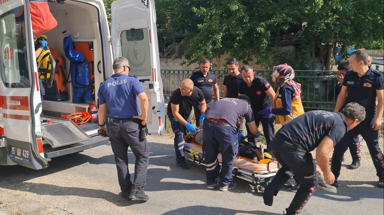 Burdur'un Bucak ilçesinde, iki katlı bir konutun ahşap balkonunun çökmesi