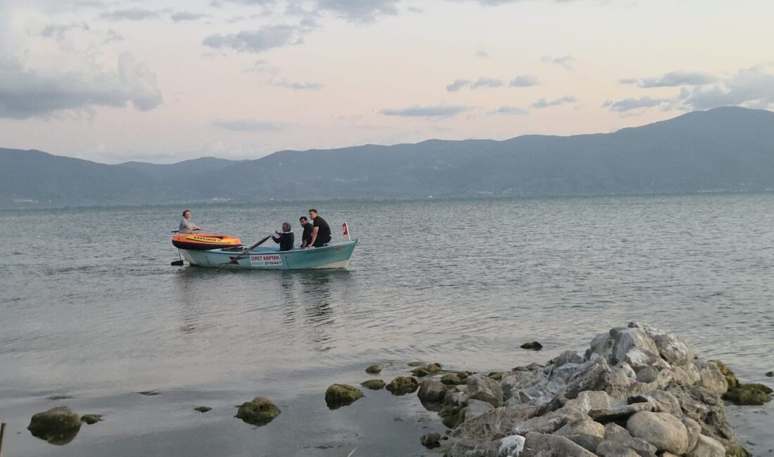 Bursa'nın Orhangazi ilçesindeki İznik Gölü'nde, botunun kontrolünü rüzgar nedeniyle kaybeden