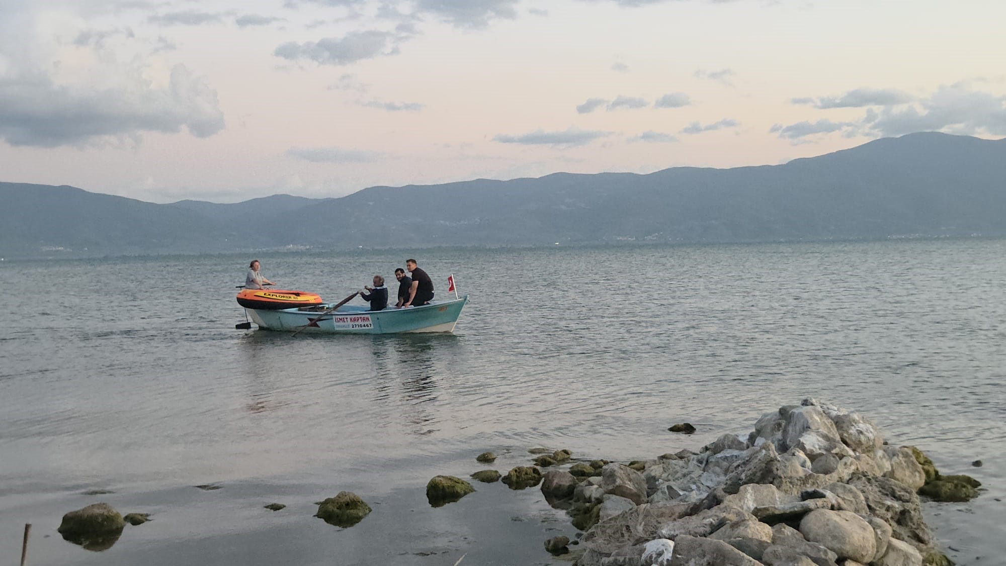 Bursa'nın Orhangazi ilçesindeki İznik Gölü'nde, botunun kontrolünü rüzgar nedeniyle kaybeden
